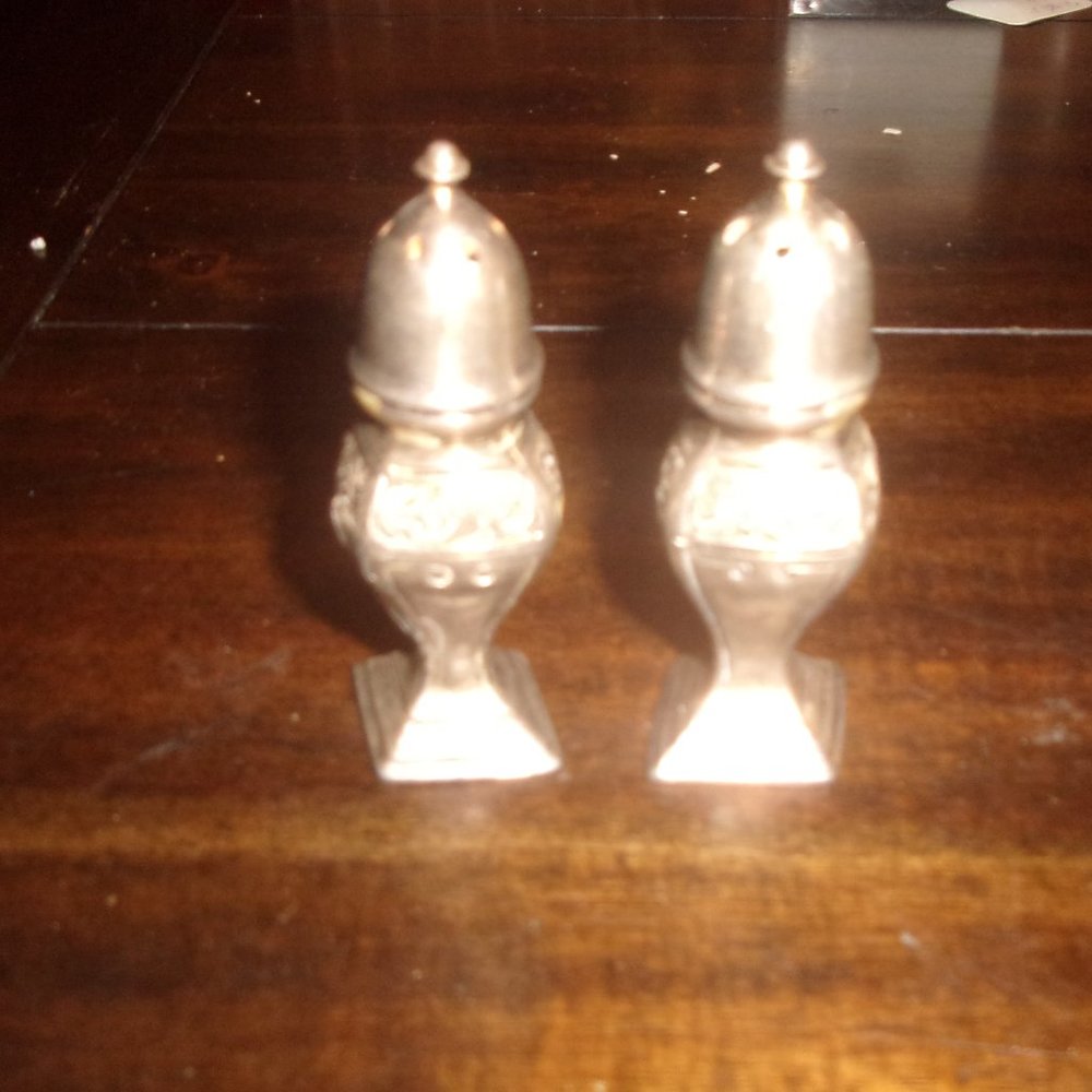 Salt pepper shakers set silver plate scrolls